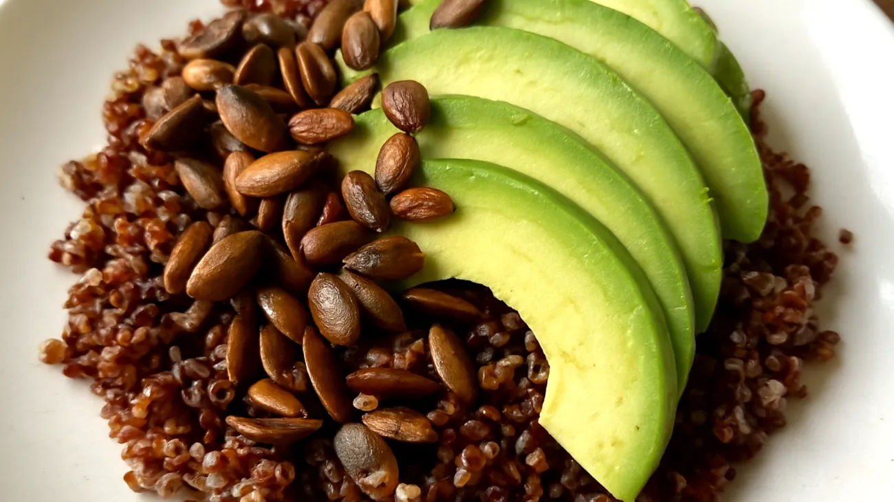 Insalata di quinoa rossa con semi di zucca tostati e avocado"