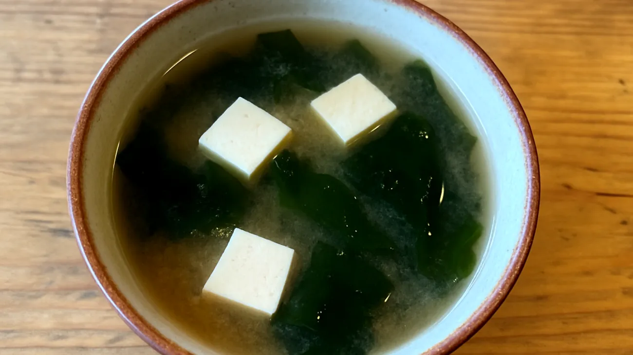 Zuppa di miso con alghe wakame e tofu"
