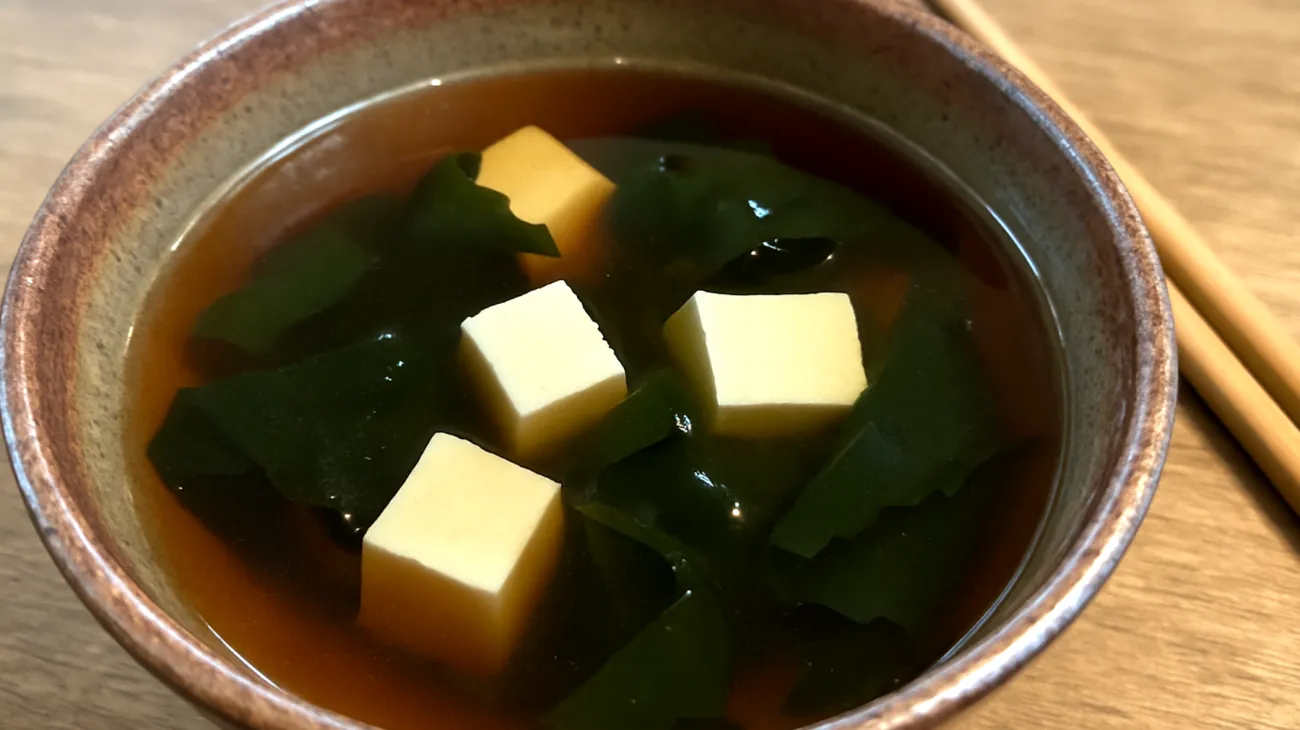 Zuppa di miso con alghe wakame e tofu"