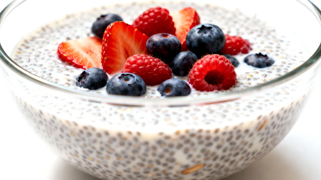 Budino di semi di chia con latte di mandorle e frutti di bosco"