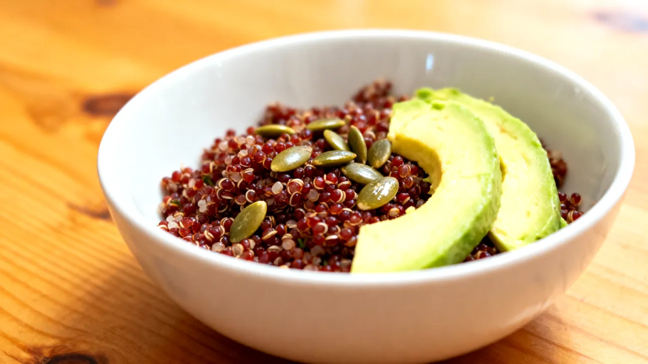 Insalata di quinoa rossa con semi di zucca e avocado"