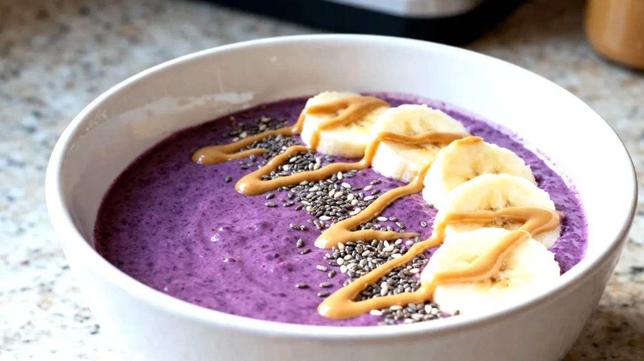 Smoothie bowl con açaí, banana, semi di chia e burro di mandorle"