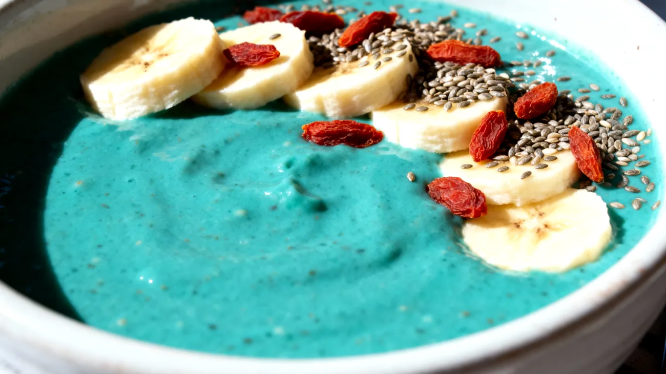 Smoothie bowl con spirulina, banana, semi di canapa e bacche di goji"