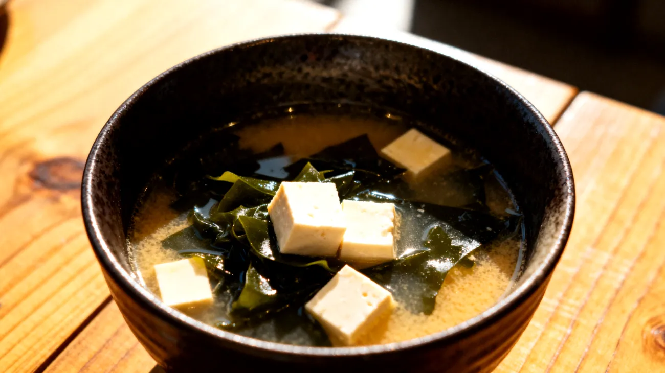 Zuppa di miso con alghe wakame e tofu"