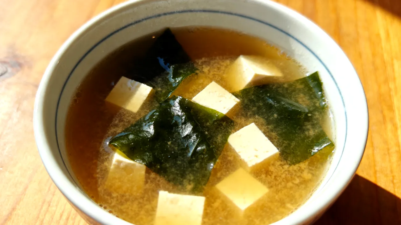 Zuppa di miso con wakame e tofu"