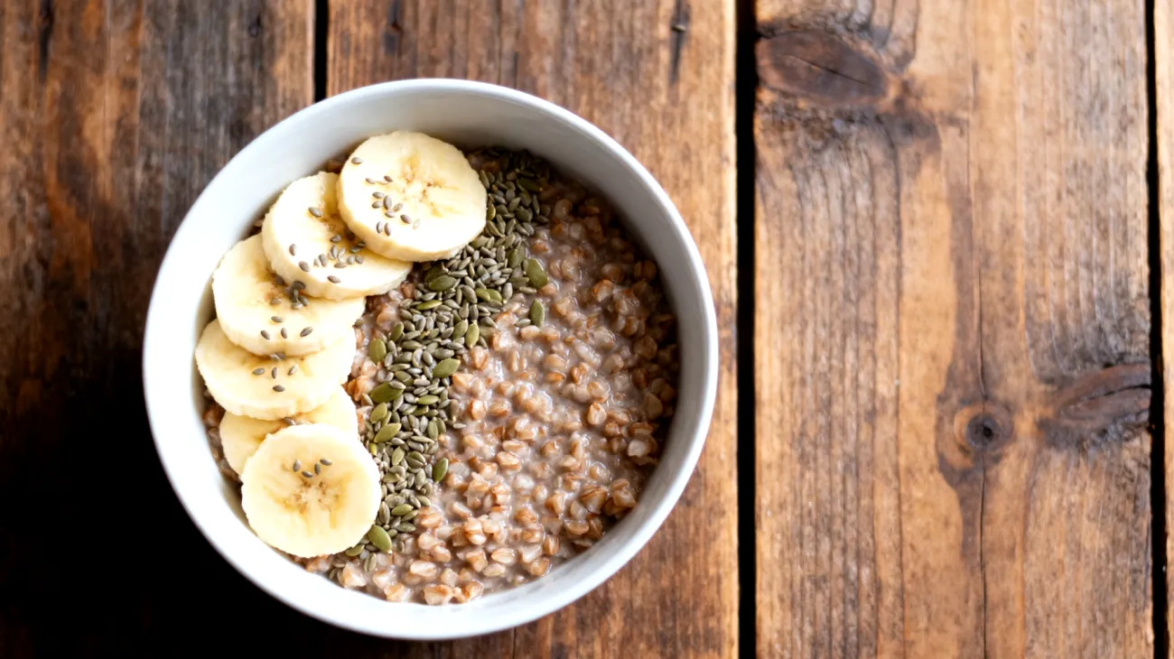Porridge di grano saraceno con banana e semi di canapa"