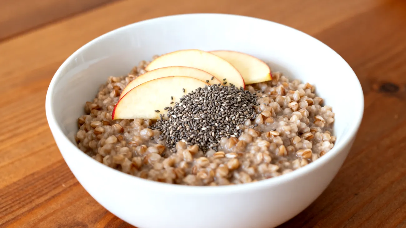 Porridge di grano saraceno con semi di chia e mela"